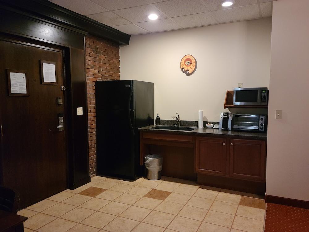 Best Western Plus Plattsburgh Exterior photo