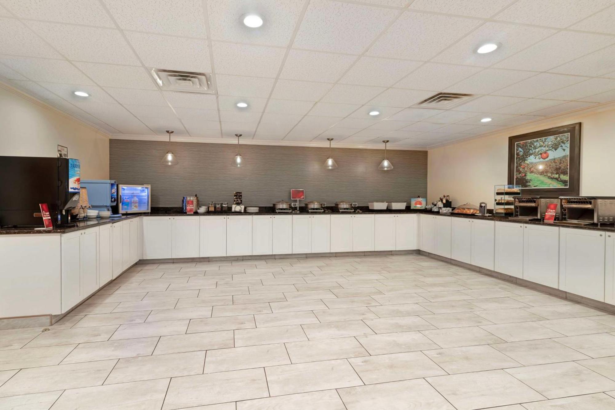Best Western Plus Plattsburgh Exterior photo