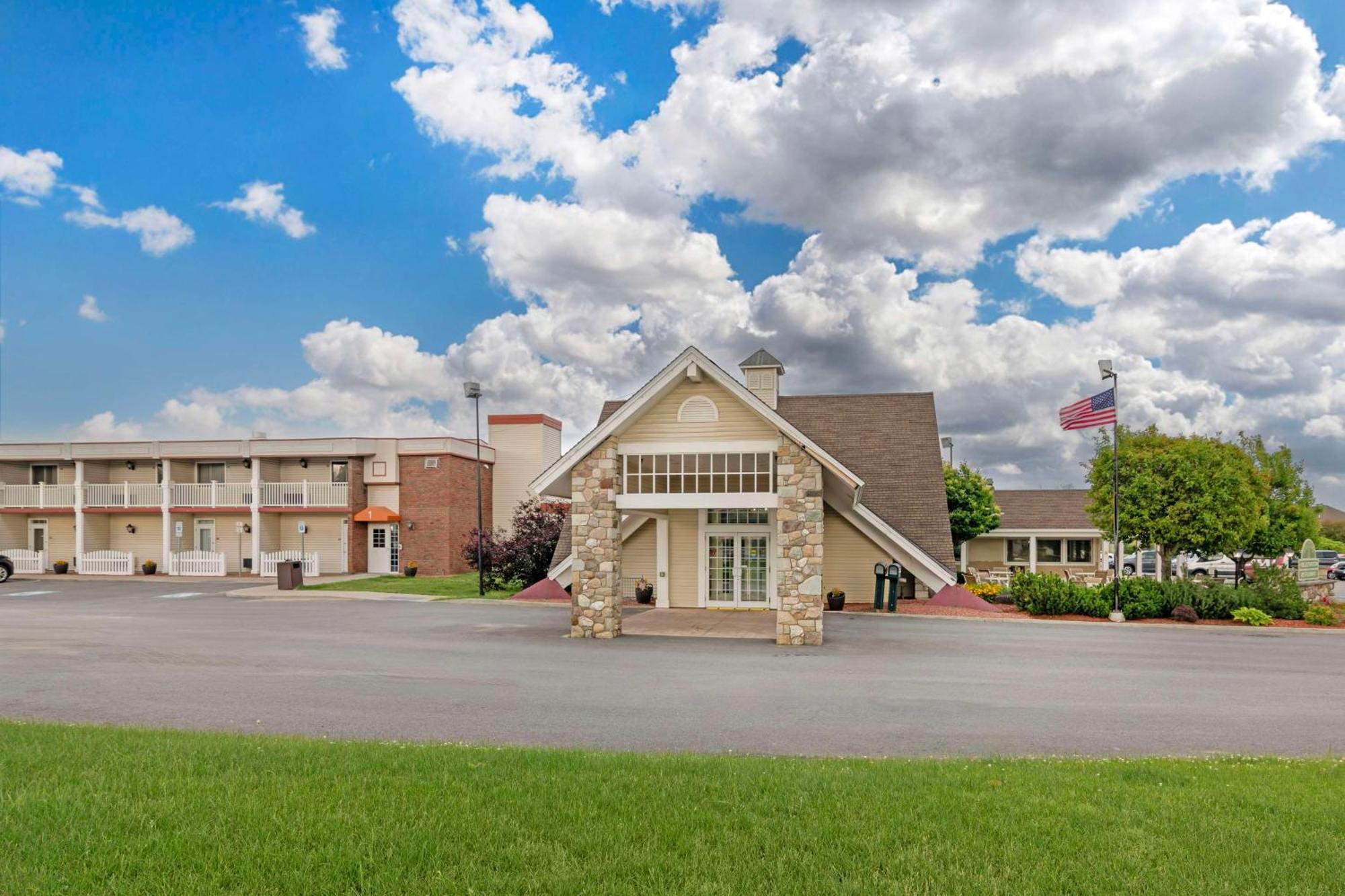 Best Western Plus Plattsburgh Hotel Exterior photo