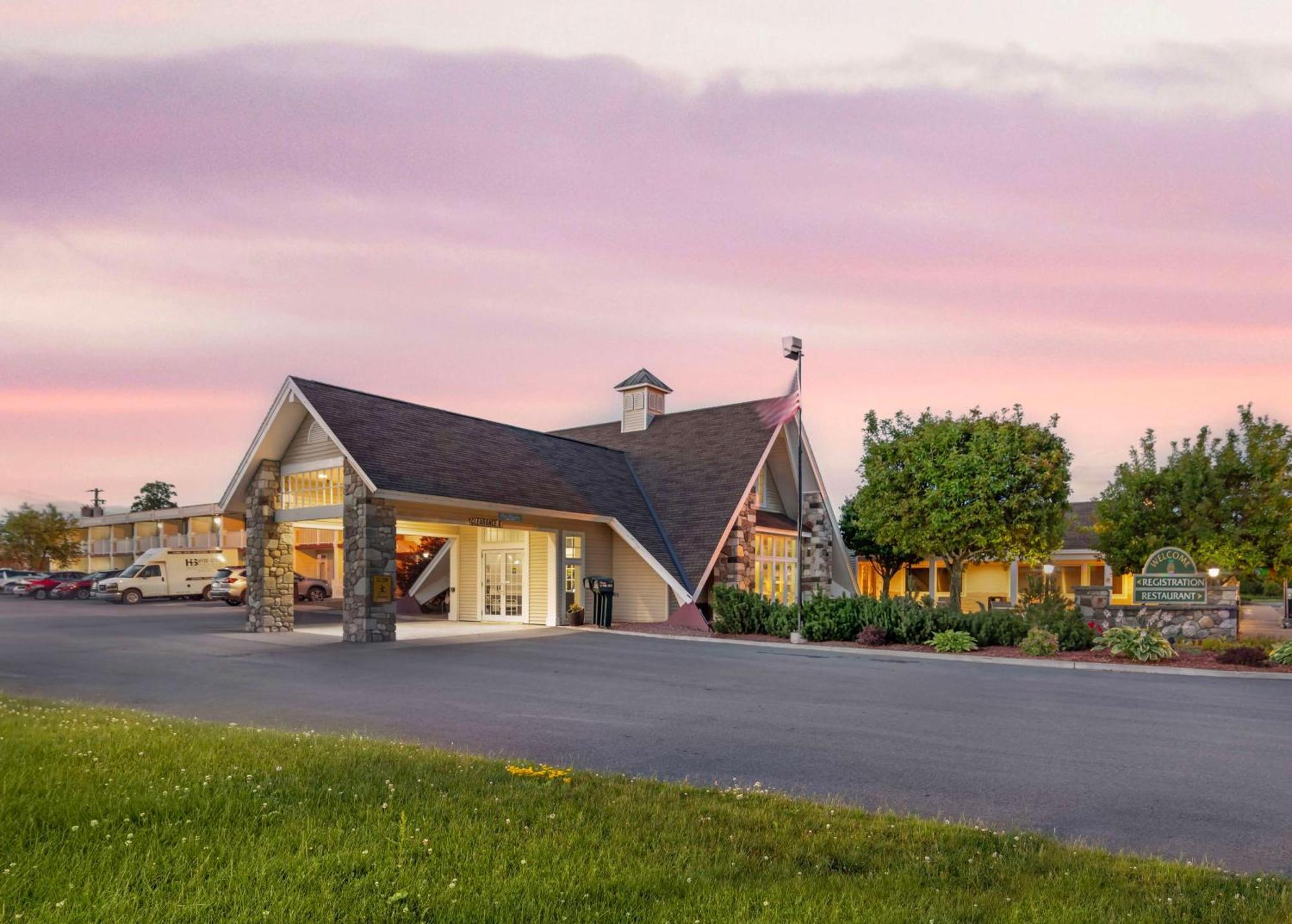 Best Western Plus Plattsburgh Hotel Exterior photo